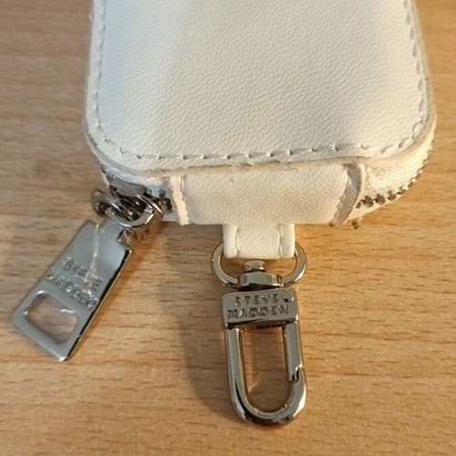 Steve Madden lighter case new, white with zipper and hook
