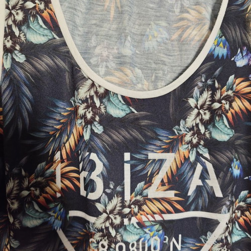 Men's T-shirt with colorful design size L like new