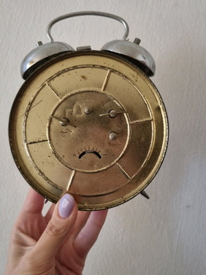 Ρετρό ξυπνητήρι μεταχειρισμένο, αναλογικό επιτραπέζιο ρολόι