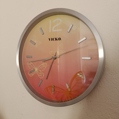 Vicko wall clock analog, like new, battery powered