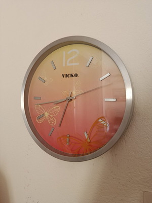 Vicko wall clock analog, like new, battery powered
