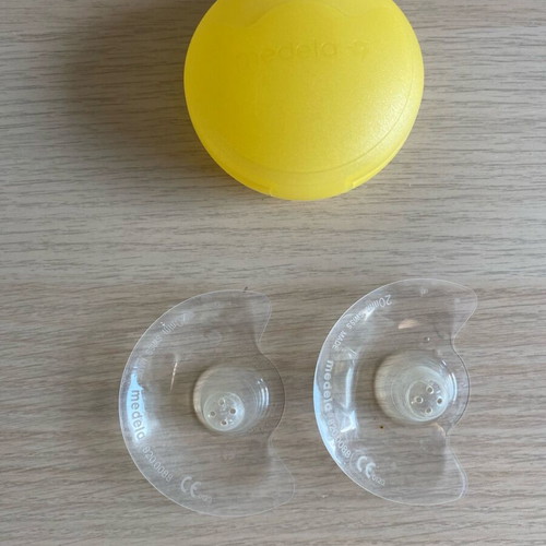 Medela breast shells and silicone nipples like new, 2 pcs with case