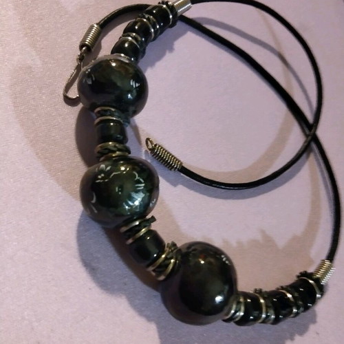 Jewelry set with black ceramic beads and handmade floral decoration, like new