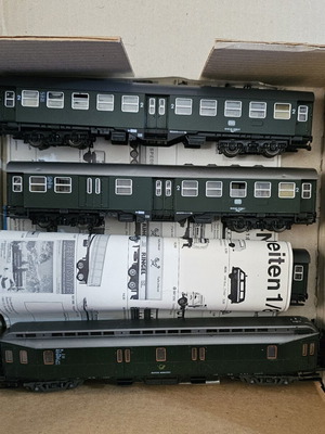 Roco HO 1:87 Deutsche Bundesbahn passenger train set used, 4 vintage coaches