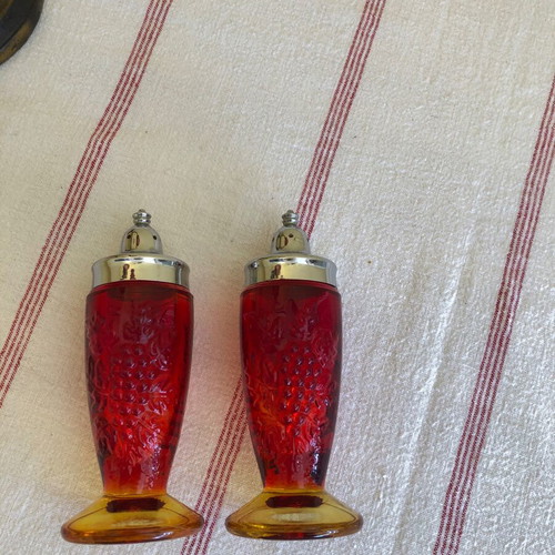 L.E Smit Grape Amberina salt and pepper set, vintage 1960s