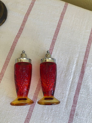 L.E Smit Grape Amberina salt and pepper set, vintage 1960s