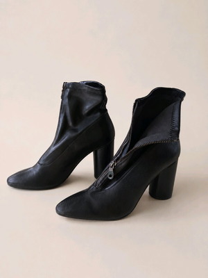 Zara black leather ankle boots like new, size 39