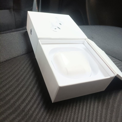 AirPods 4 used, like new with box