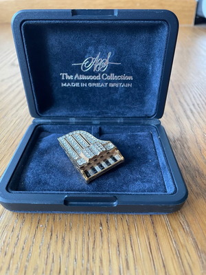 Brooch with semi-precious stones piano-shaped new, white and gold