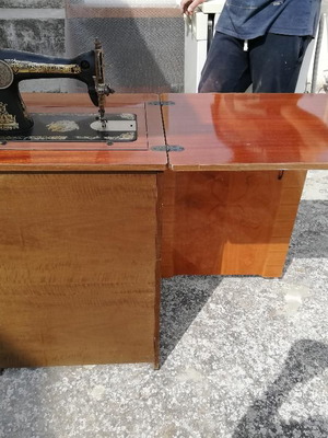 Singer ραπτομηχανή με έπιπλο μεταχειρισμένη σε άριστη κατάσταση