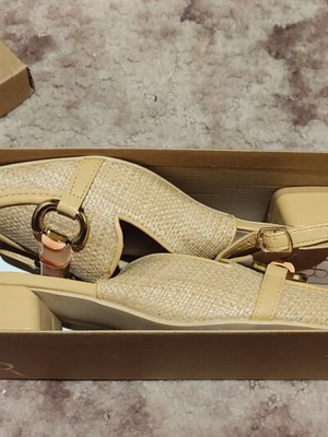 Pumps size 38 new with low heel and anatomical insole beige