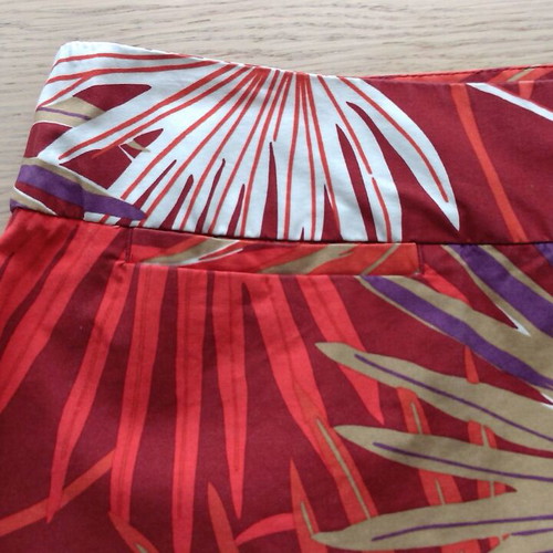 Gap women's skirt like new, size M, red, colorful