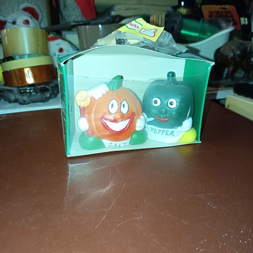 Salt and pepper set with Knorr vegetable faces, new