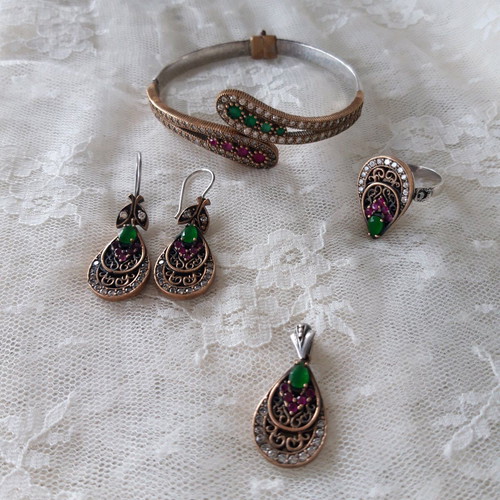 Silver vintage jewelry set used with green details