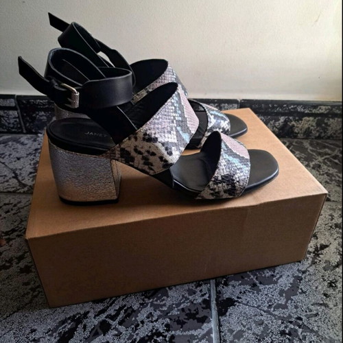 Janet & Janet platform sandals new, size 39, black and silver