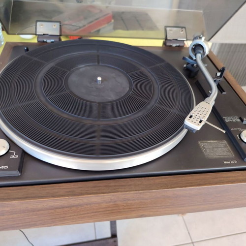 Sansui SR-212 turntable used with Shure cartridge and needle