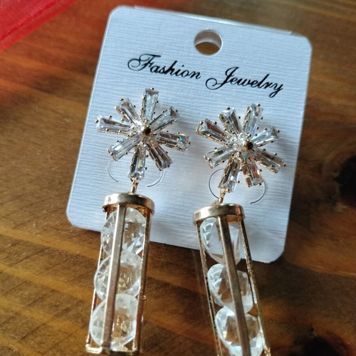 Earrings new, impressive gold