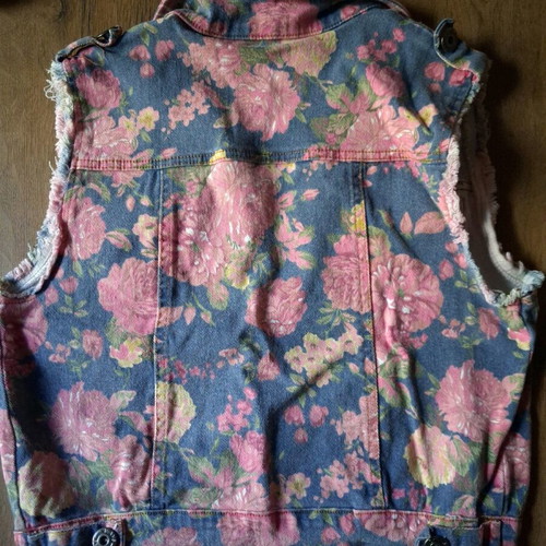 Denim floral vest size M like new, blue and pink