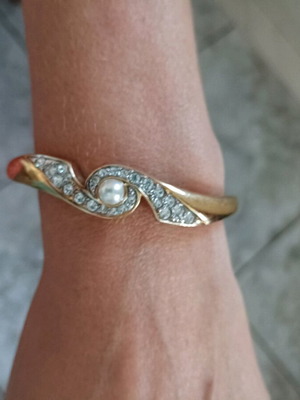 Bracelet with rhinestones gold like new