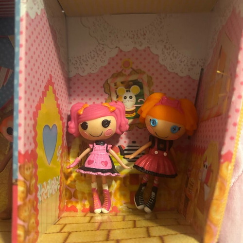 LaLaLoopsy playhouse suitcase like new with 8 small dolls without pets
