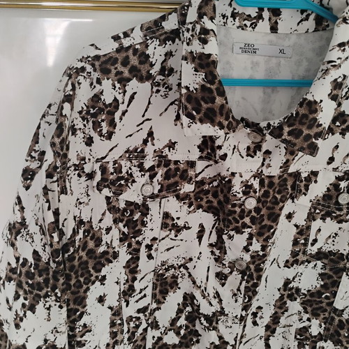 Jacket animal print like new, comfortable fit, size XL