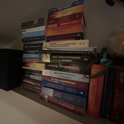 Academic books used, pack of 45+ economics and business
