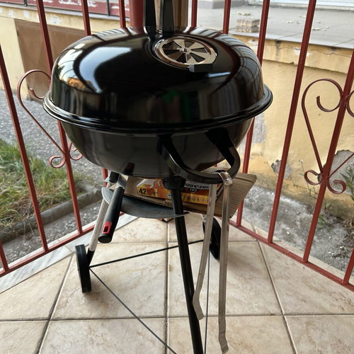 Barbecue grill new with lid, 2 grates and ash collector