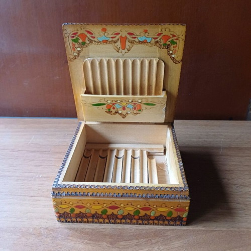 vintage wooden cigarette box Vintage handmade wooden cigarette box used - € 8,00