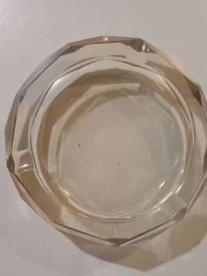 Τασάκι γυάλινο μεταχειρισμένο με ομοιόμορφο σχέδιο και τρεις θέσεις για τσιγάρο