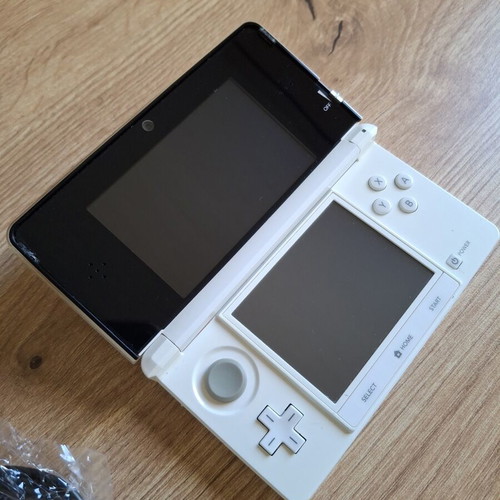 Nintendo 3DS Pearl White like new with original stylus and USB cable