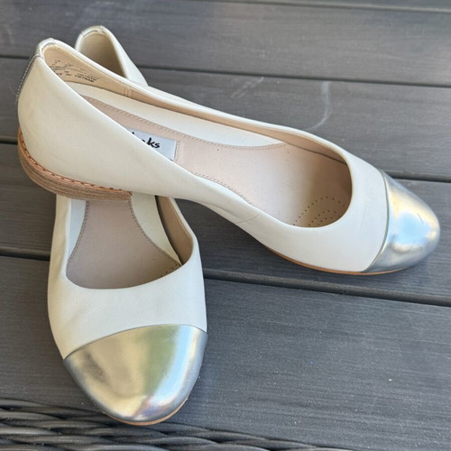 Clarks Narrative ballerinas like new, white leather with silver cap-toe