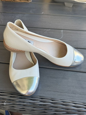 Clarks Narrative ballerinas like new, white leather with silver cap-toe