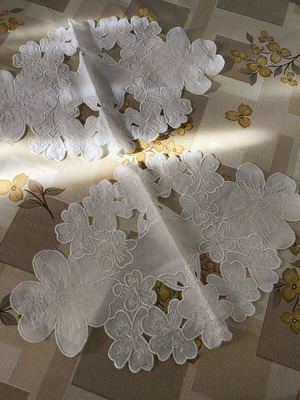 White doilies new, set of 2 with flower design