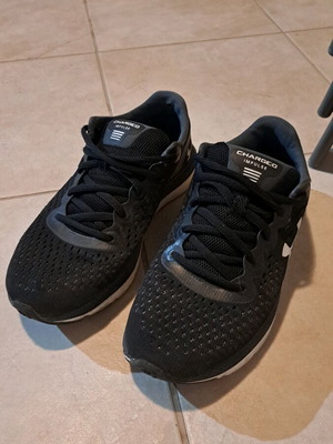 Under Armour women's athletic shoes size 37 like new, black