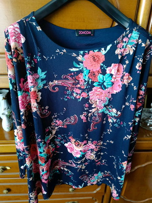 Women's fine blouse new, dark blue floral pattern, size M, Zuzu