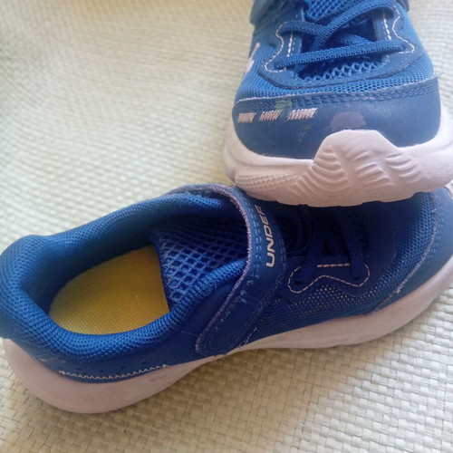 Under Armour kids shoes size 26, like new