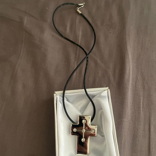 Cross pendant like new