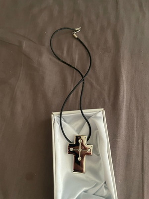 Cross pendant like new