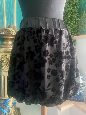 Gothic devore balloon skirt like new, size S, black velvet floral