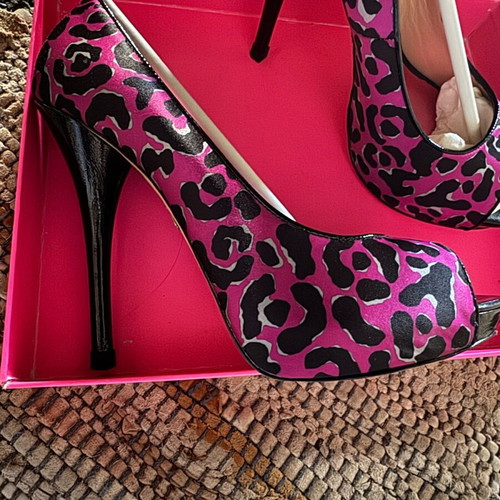 Betsey Johnson satin pumps like new, size 37.5, pink