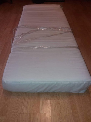 Детски матрак с бяла калъфка, размер 1.35 х 0.57, нов
