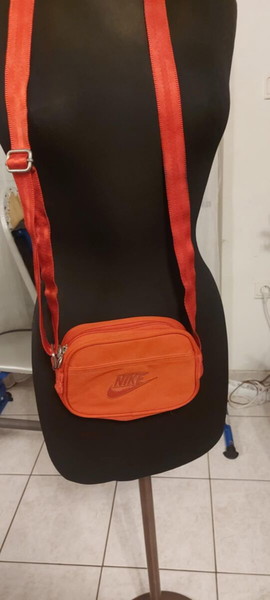 Κόκκινο χιαστί τσαντάκι Nike