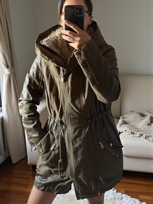 Parka Bershka σαν καινούργιο, πράσινο με αποσπώμενο γούνινο εσωτερικό