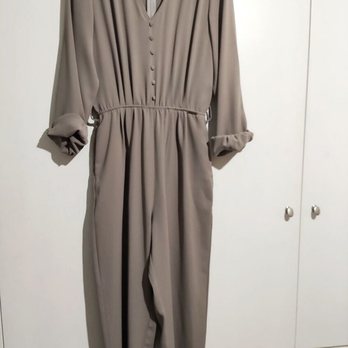 Regalinas one-piece jumpsuit like new, grey and beige with belt