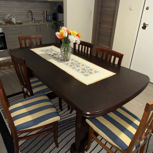 Wooden dining set like new with 6 chairs