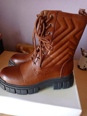 Brown boots size 40 like new