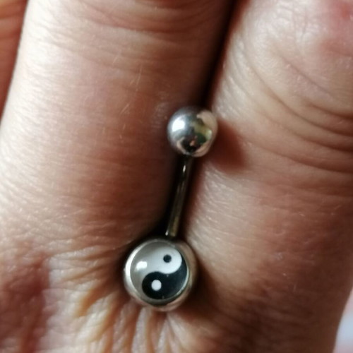 Navel piercing made of surgical steel and the Yin Yang
