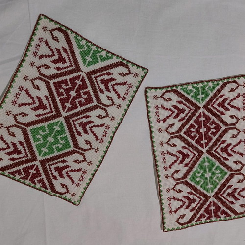 Table runner 70x37cm with 2 napkins 28.5x20.5cm new, burgundy-green on white etamine