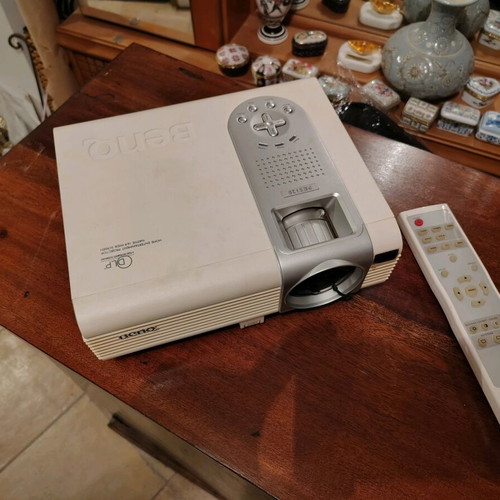 BenQ projector used without cables