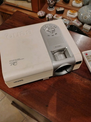 BenQ projector used without cables